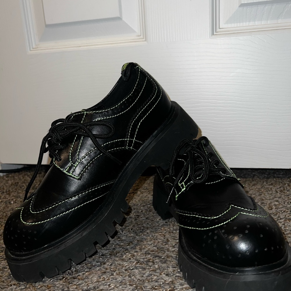 Oxford Shoes with Green Stitching
